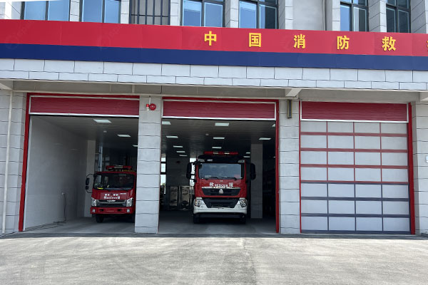 泰州消防站車庫提升門：遠程集成控制，應急迅速出動