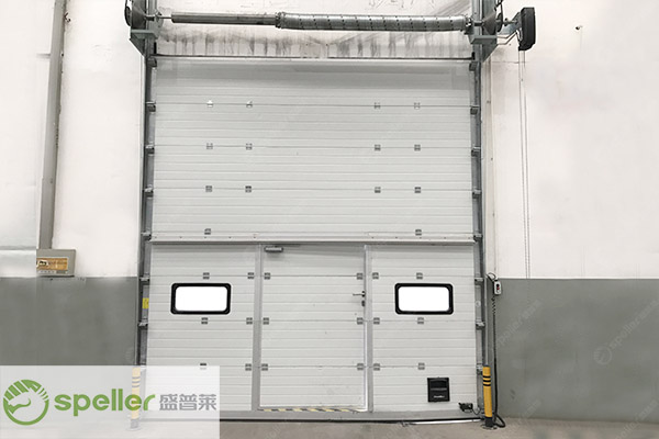 汽車裝備廠房大門用門方案：保溫提升門，防盜節(jié)能兩不誤